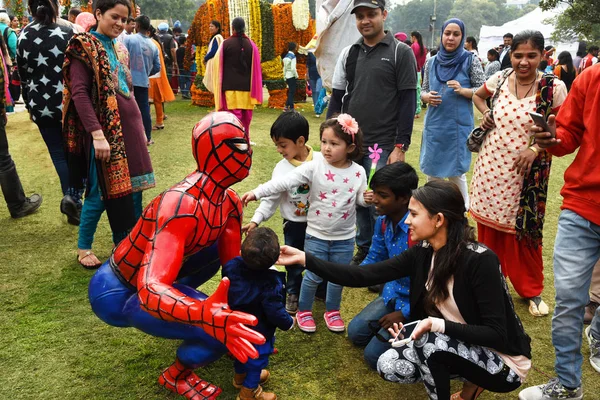Dourados Únor 2017 Děti Hrají Sochou Spiderman Festivalu Rose Zakir — Stock fotografie
