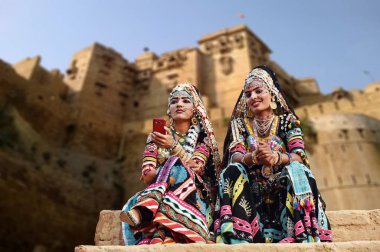 Rajasthan, Hindistan - 10 Şubat 2018: Geleneksel siyah Rajasthani kıyafetleri Jaisalmer Fort, Rajasthan, Türkiye dışında oturan güzel Kalbelia dansçılar. Kalbeliyas yılan oynatan kimse--dan Hindistan boyunca seyahat Rajasthan topluluktur.