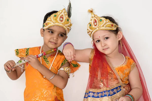 Çocuklar, Janmashtami festivali sırasında Hindu tanrısı Krishna ve eşi Radha gibi giyinir..