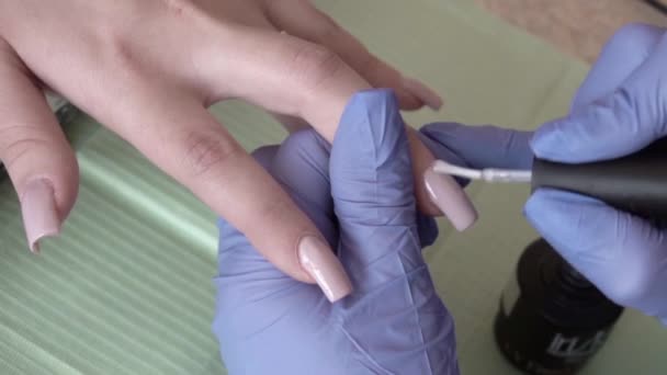 Processo de manicure no salão de beleza — Vídeo de Stock