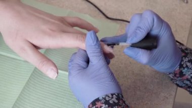 Nasıl çivi. Sayma Professional liderliğindeki Uv jel tırnak cilası salonda çivi. Portre. Ağır çekim