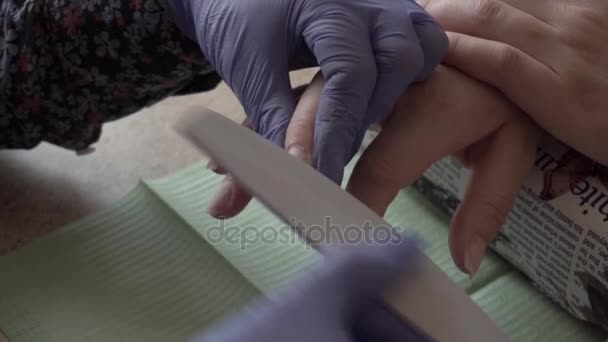 Hoe te nagel. Tellen nagels Professional Led UV-Gel nagellak in de salon. Close-up. Slow motion — Stockvideo