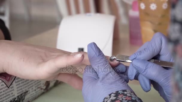 Cómo hacer uñas. Recuento de clavos Profesional led Uv Gel esmalte de uñas en el salón. Primer plano. Movimiento lento — Vídeo de stock