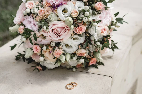 Des Anneaux Reposent Sur Bouquet Pour Mariée Des Alliances Dans — Photo