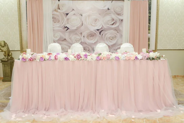 美しく装飾された結婚式のテーブル バラで飾られた — ストック写真
