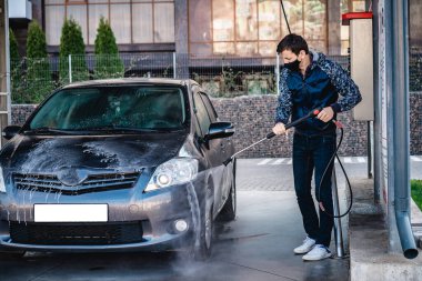 Adam Coronavirus sırasında arabayı kendisi yıkar.