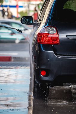 Adam Coronavirus sırasında arabayı kendisi yıkar.