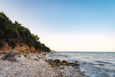 Yunanistan 'da kayalık bir sahil. Bu ada...