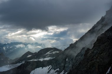 Güneş ışığı tarafından parlayan yeşil tepeler harika bir manzara. Konumu SK