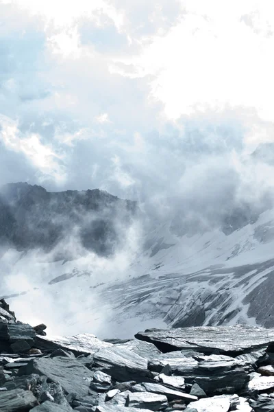 Een prachtig uitzicht op de groene heuvels die gloeiende door zonlicht. Locatie fa — Stockfoto