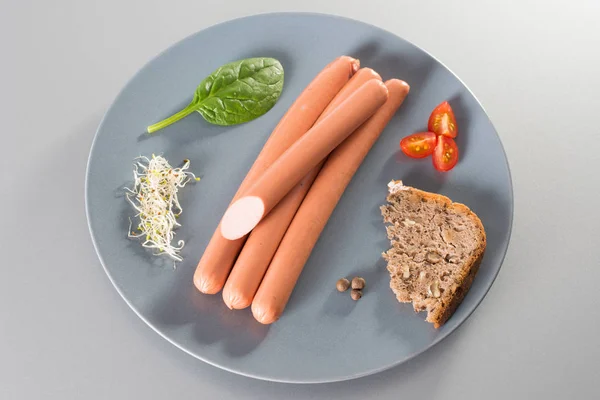 Menú de Embutidos. Embutidos con pan en plato gris —  Fotos de Stock