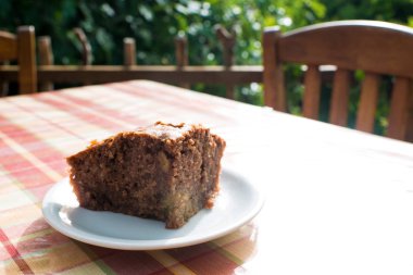 Lezzetli elma-Çikolata pasta plaka üzerinde ışık backgr masaya