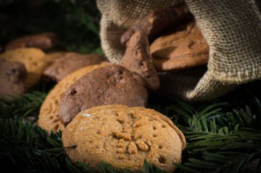 Siyah arka planda marmolat ve kurabiyeli Noel pastası