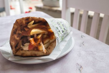 Kebap - et sebzeli pide ekmek rulo
