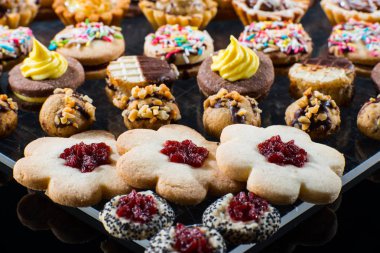 Siyah arkaplanda marmolat olan kurabiye