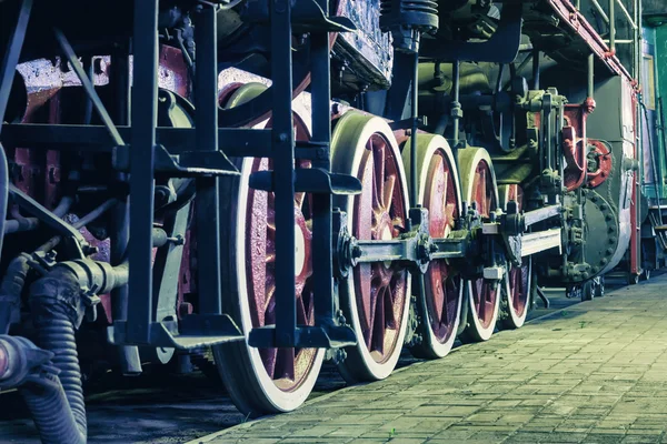 Ruedas de locomotora en la noche — Foto de Stock