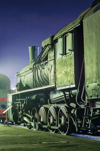 Vecchia locomotiva a vapore di notte — Foto Stock