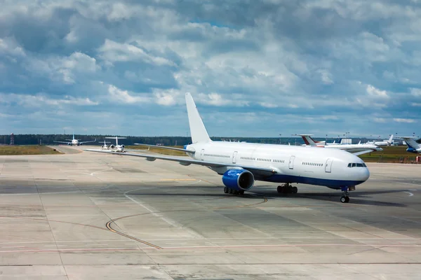 Τα αεροπλάνα ένα μετά το άλλο σε μεγάλο αεροδρόμιο τροχοδρόμησης — Φωτογραφία Αρχείου