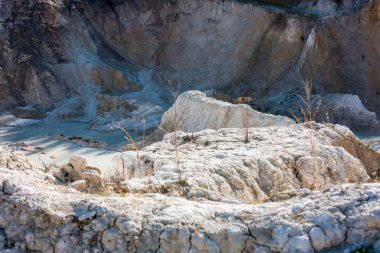 Terk edilmiş beyaz kil ocağı alt