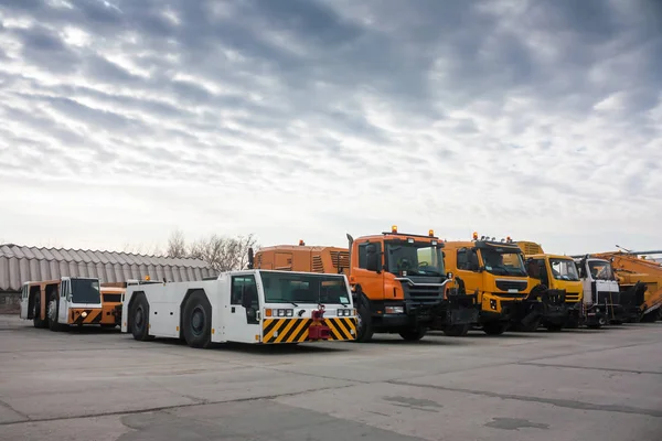 Tractores Remolque Camiones Limpieza Aeropuerto — Foto de Stock
