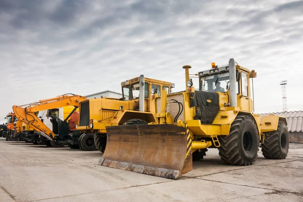 Dua Traktor Roda Berat Satu Ekskavator Dan Mesin Konstruksi Lainnya — Stok Foto