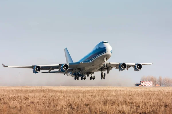 Avion Cargo Large Fuselage Décolle Laissant Derrière Lui Nuage Poussière — Photo