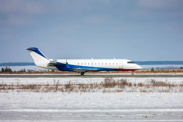 Corporate Vliegtuigen Taxiën Baan Een Koude Winter Luchthaven — Stockfoto