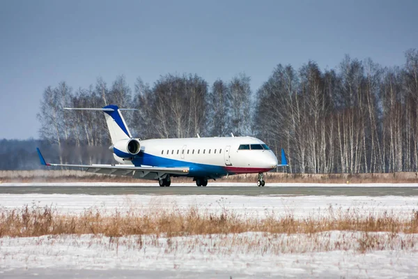 Privé Vliegtuig Taxiën Baan Een Koude Winter Luchthaven — Stockfoto