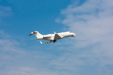 İş jeti alarak ve iniş takımı geri çeker