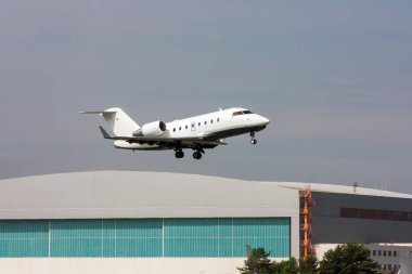 Bir hangar arka plan üzerinde kalktıktan iş jeti