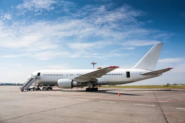 Ground handling wide-body passenger aircraft