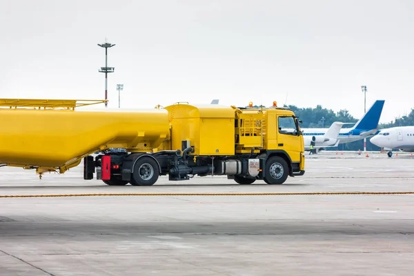 Carro Armato Giallo Aereo Rifornimento Grembiule Aeroporto — Foto Stock