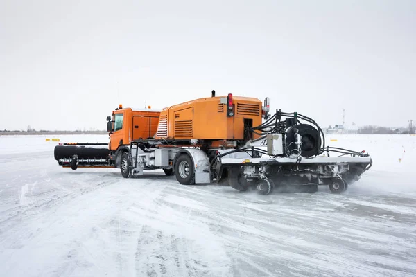 Macchina Neve Pulizia Universale Sulla Pista Invernale — Foto Stock