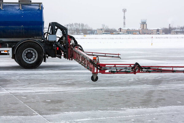 Крупный план задней части машины для распределения жидких противообледенительных реагентов на взлетно-посадочной полосе
