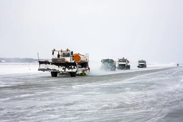 Snowplows limpia la pista — Foto de Stock