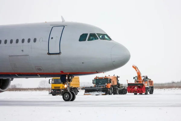 Samolot Pasażerski Śnieg Usuwania Sprzętu Lotnisko Zima Zimny — Zdjęcie stockowe