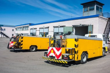 Uçak garajlar yakınındaki park yerinde su tankerleri
