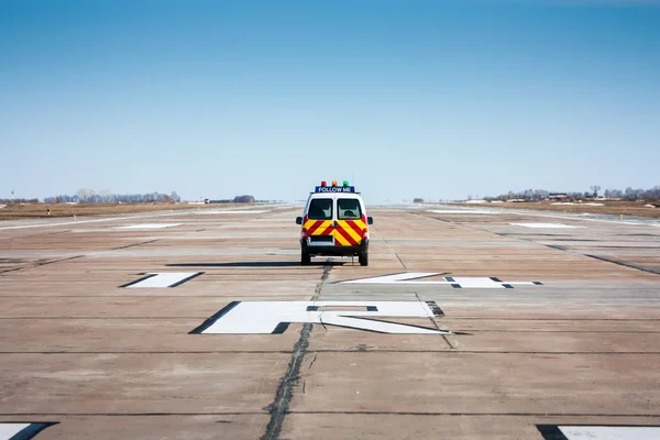 Volg Mij Auto Landingsbaan Van Luchthaven — Stockfoto