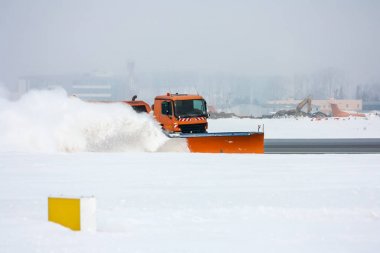 Kar temizleme makinesi havaalanında pist temizler