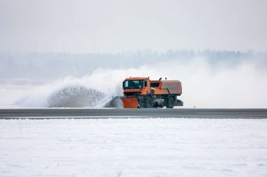 Kar temizleme makinesi havaalanında pist temizler