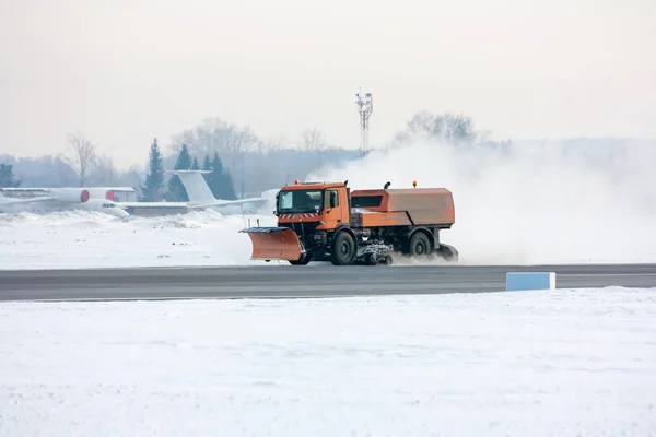 Máquina Remoción Nieve Limpia Pista Principal Aeropuerto — Foto de Stock