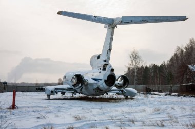 Eski uçak gövde kış Havaalanı eteklerinde