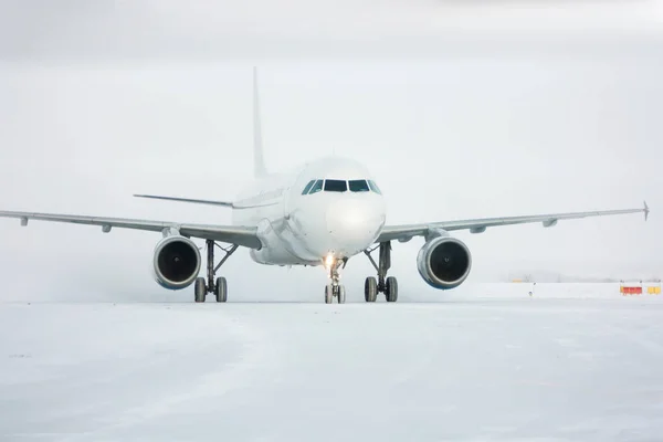 Kołowania Samolotu Pasażerskiego Blizzard Śnieg — Zdjęcie stockowe