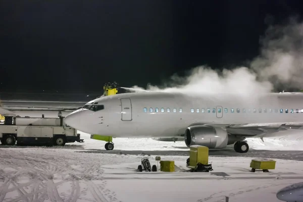 Enteisung von Passagierflugzeugen in der Nacht — Stockfoto