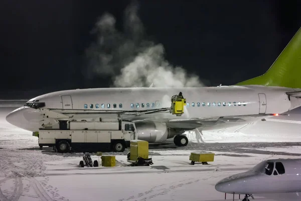 Enteisung Von Passagierflugzeug Der Nacht — Stockfoto