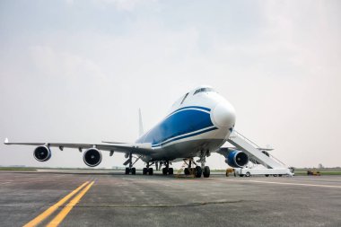 Kargo geniş gövdeli uçak ve biniş rampası