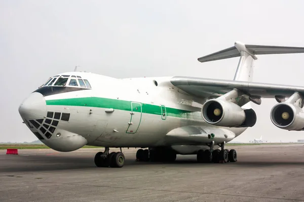 Duże Towarowych Samolotu Cargo Parking Pasie Lotniska — Zdjęcie stockowe