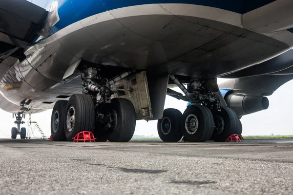 Aterragem engrenagem de avião grande corpo largo — Fotografia de Stock