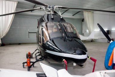 Hangarda helikopter. Önden Görünüm