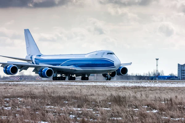 Gros Avion Cargo Déplace Sur Piste Aéroport Froid Hiver — Photo